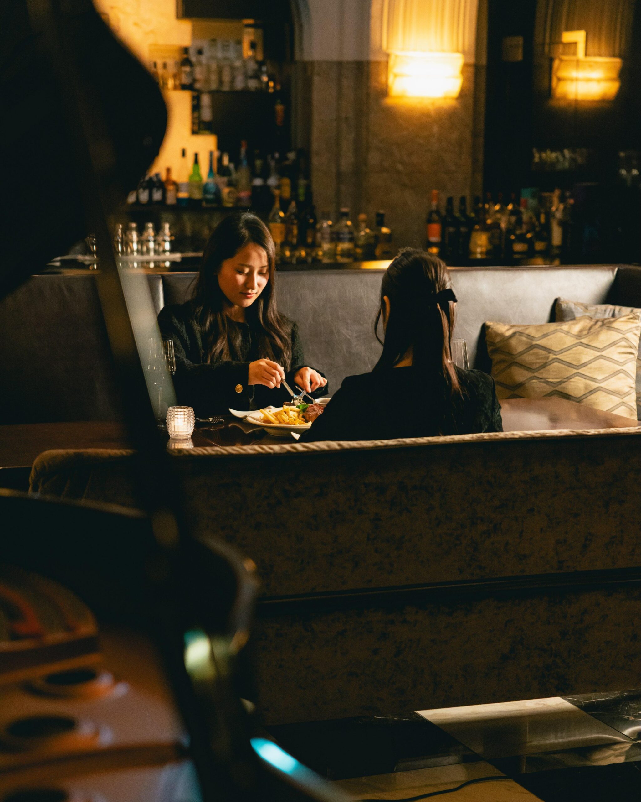 時を重ねた建築美に囲まれ、ゆっくりと夜を愉しむひととき。